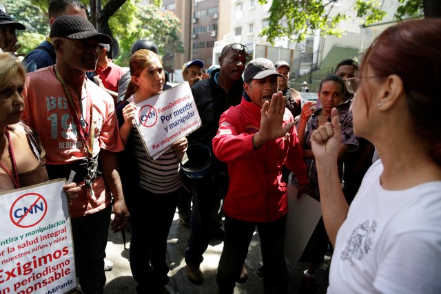 Supporters of Venezuela's President Nicolas Maduro (L) argue with opposition supporters during a gathering in reaction to Maduro’s government order of suspension of CNN's Spanish-language service, outside the National Commission of Telecommunications (CONATEL), in Caracas, Venezuela February 16, 2017. REUTERS/Marco Bello