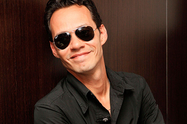 Marc Anthony lo volvió hacer… besó a Maluma