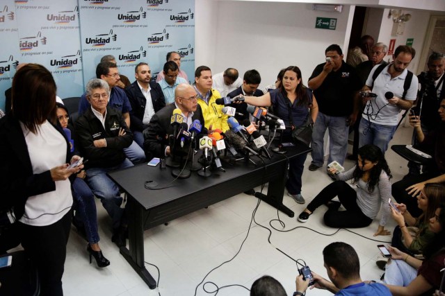 Jesus Torrealba (C), Secretary-General of Venezuela's coalition of opposition parties (MUD), talks to the media during a news conference in Caracas, Venezuela February 17, 2017. REUTERS/Marco Bello