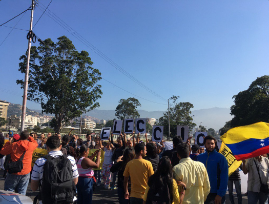 Diputados de la MUD trancaron la Francisco Fajardo para exigir elecciones