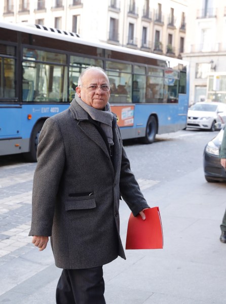 GRA122. MADRID, 17/02/2017.- El embajador de Venezuela en España, Mario Isea, a su llegada al Palacio de Santa Cruz, sede del Ministerio de Exteriores, donde ha sido convocado con motivo de las palabras que el presidente venezolano, Nicolás Maduro, dirigió el jueves al jefe del Ejecutivo, Mariano Rajoy, al que llamó "bandido" y "protector de delincuentes y asesinos". Mario Isea será recibido por el secretario de Estado para Iberoamérica, Fernando García Casas. EFE/Ángel Díaz