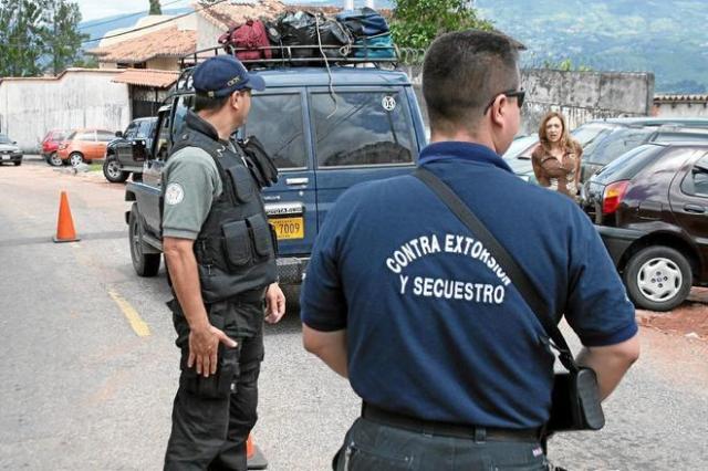 Agentes Antisecuestro en un control. PABLO RÓDER