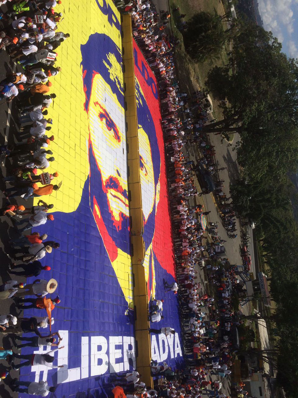 Mira el mosaico que le hicieron a Leopoldo López en plena autopista Francisco Fajardo (Fotos y Video)