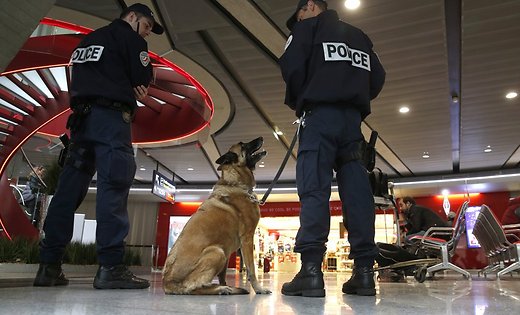 guard-at-charles-de-gaulle-airport-in-paris-48535629