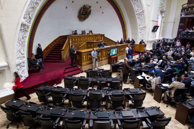 CAR001. CARACAS (VENEZUELA), 21/02/2017 - Fotografía de una sesión de la Asamblea Nacional venezolana hoy, martes 21 de febrero del 2017, en la ciudad de Caracas (Venezuela). El Parlamento venezolano, de mayoría opositora, aprobó hoy un acuerdo en rechazo a la medida del Gobierno de Nicolás Maduro de suspender la señal de CNN en Español en ese país y deploró la detención "arbitraria" de los dos periodistas brasileños y dos venezolanos ocurrida el pasado día 11. EFE/MIGUEL GUTIÉRREZ