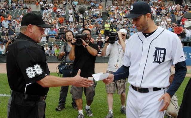 El umpire responsable del “Juego Casi Perfecto” de Armando Galarraga se retiró de la MLB