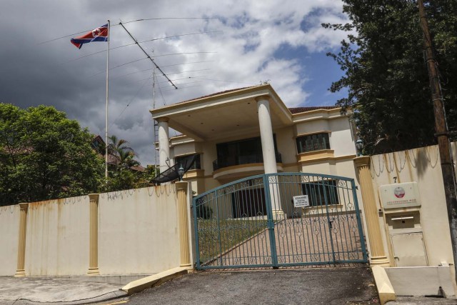 AY06 KUALA LUMPUR (MALASIA) 15/02/2017.- Vista exterior de la embajada norcoreana en Kuala Lumpur (Malasia) hoy, 15 de febrero de 2017. La Policía malasia divulgó hoy una imagen de una de las dos mujeres sospechosas de asesinar en Kuala Lumpur al norcoreano identificado como Kim Chol, pero que según fuentes gubernamentales de Corea del Sur podría tratarse de Kim Jong-nam, hermano mayor del líder norcoreano, Kim Jong-un. EFE/Ahmad Yusni