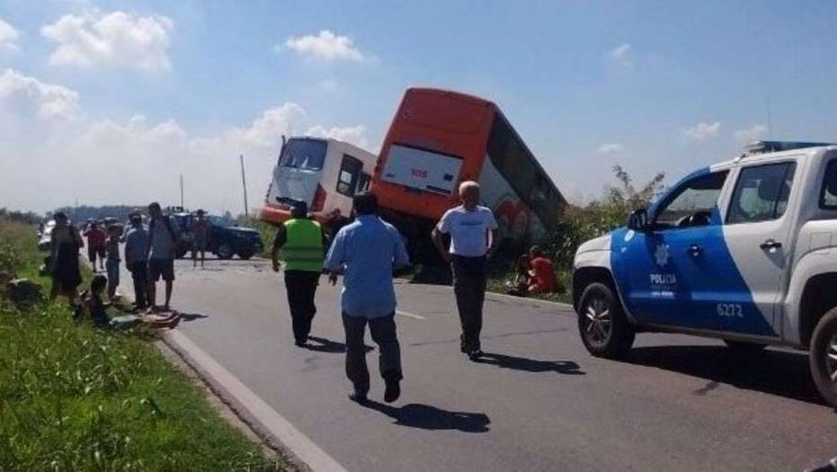 Choque entre autobuses en Argentina deja al menos 10 muertos y 20 heridos