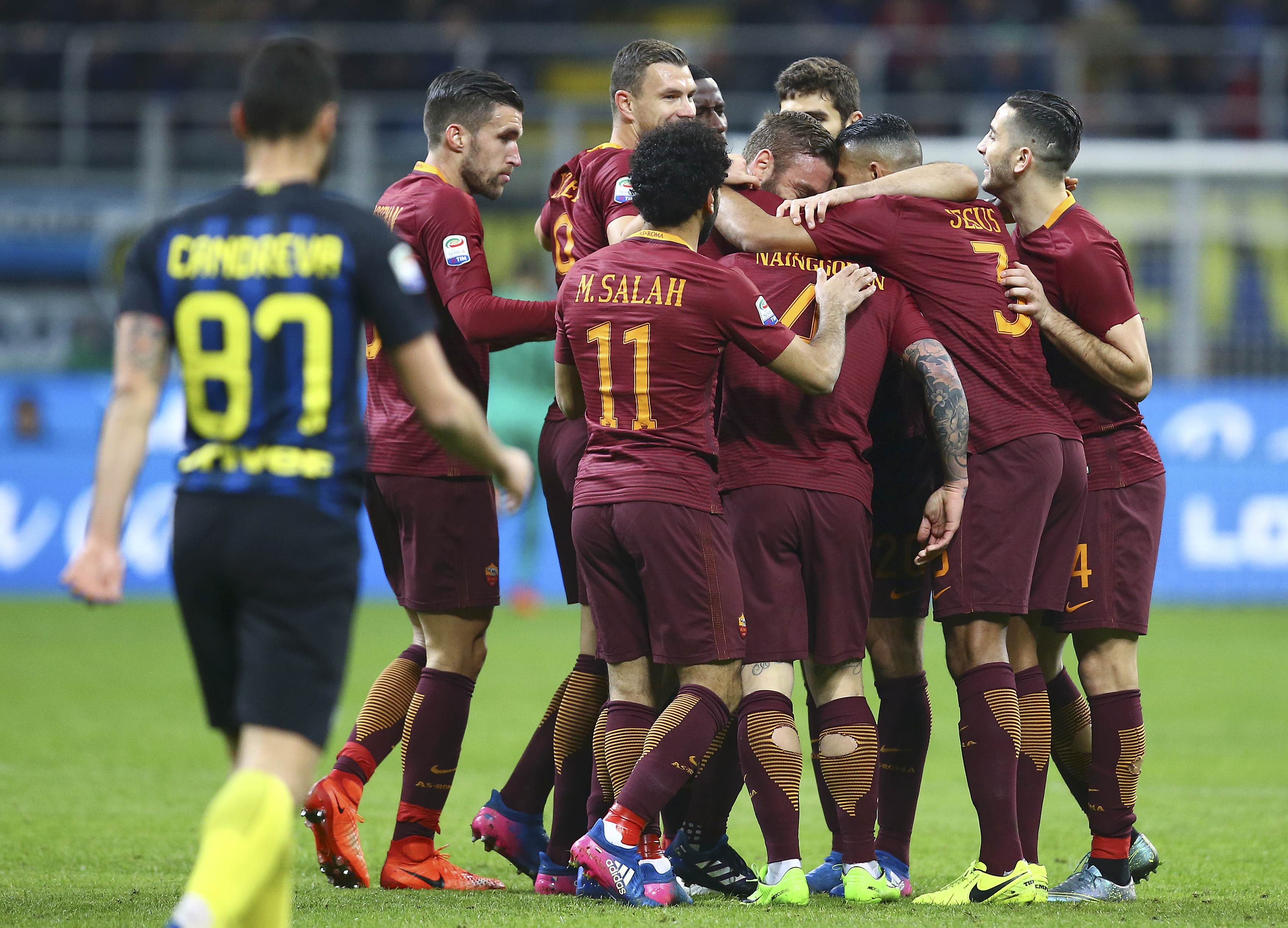 La Roma vence al Inter y aguanta el pulso a la Juventus