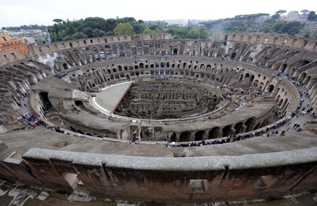 COL09 ROMA (ITALIA), 14/10/2010. Cientos de turistas visitan el Coliseo de Roma (Italia), el jueves 14 de octubre de 2010. El Coliseo de Roma, símbolo de la capital italiana y uno de los monumentos más visitados del mundo, abrirá al público desde mañana y por primera vez en la historia las galerías subterráneas donde gladiadores y animales se preparaban antes del espectáculo, y su tercer nivel o anillo, cerrado desde los años setenta, después de los trabajos de restauración llevados a cabo en los últimos meses. EFE/Ettore Ferrari