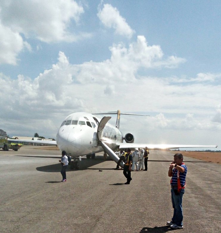 VIDEO: Así fue el desembarco de emergencia del avión de Aeropostal