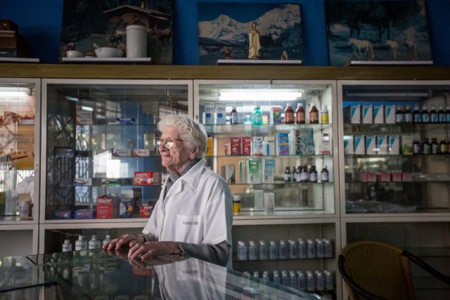 ACOMPAÑA CRÓNICA: VENEZUELA MEDICINAS - CAR004. CARACAS (VENEZUELA), 25/02/2017 - Fotografía del 24 de febrero de 2017, de María de Gorostiza, de 92 años, propietaria de una farmacia a la espera de clientes en Caracas (Venezuela). Casi tres semanas lleva una joven de 25 años buscando dos antibióticos para su hermana que padece de bronconeumonía y hasta ahora lo único que pudo conseguir, gracias a una donación, fue una caja incompleta de un medicamento que no es precisamente el que el médico le recetó. Venezuela vive una aguda crisis de desabastecimiento en materia de medicinas desde hace más de dos años y la situación no parece mejorar. Efe hizo un recorrido por unas 15 farmacias ubicadas tanto en el este como en el oeste de la capital venezolana y constató la ausencia de antibióticos, hipertensivos, anticoagulantes y otros. EFE/MIGUEL GUTIERREZ