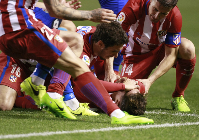 GRA586. A CORUÑA, 02/03/2017.- Los jugadores del Atlético de Madrid, asisten a su compañero Fernando Torres tras sufrir un golpe y quedar incosciente, durante el encuentro correspondiente a la jornada 25 de primera división, que han disputado esta noche frente al Deportivo de la Coruña en el estadio de Riazor, en la capital gallega. EFE / Cabalar.