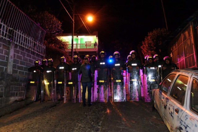 CAR02. LOS TEQUES (VENEZUELA), 02/03/2017.- Fotografía cedida por la oficina de prensa de Lilian Tintori que la muestra a ella mientras trata de obtener información de su esposo, Leopoldo López, con agentes de la Guardia Nacional Bolivariana que le bloquean el paso hoy, jueves 2 de marzo de 2017, en las afueras de la cárcel de Ramo Verde, en Los Teques (Venezuela). Familiares, abogados y militantes del partido que lidera Leopoldo López responsabilizaron hoy al presidente de Venezuela, Nicolás Maduro, de "la vida" del dirigente preso y denunciaron, desde las puertas de la cárcel en la que paga su condena, que nadie ha podido ver al opositor desde hace ocho días. EFE/Cortesía Prensa Lilian Tintori/SOLO USO EDITORIAL/NO VENTAS