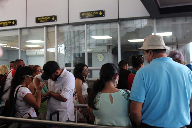 PAN02. PASO CANOAS (PANAMÁ), 2/3/2017.- Inmigrantes y turistas hacen fila para ingresar a Panamá hoy, jueves 2 de marzo de 2017, en el puesto fronterizo con Costa Rica de Paso Canoas. Unos 76 migrantes irregulares venezolanos que viven en Panamá y salieron a Costa Rica durante el asueto del Carnaval quedaron varados en la frontera porque las autoridades panameñas les impidieron su reingreso, informaron hoy a Efe fuentes oficiales. EFE/Marcelino Rosario