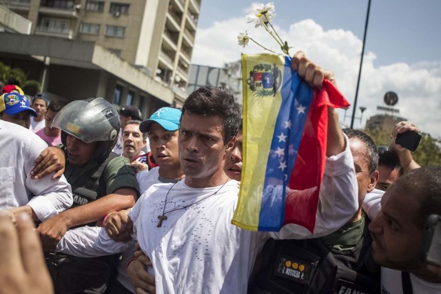 CAR703. CARACAS (VENEZUELA), 17/02/2017.- Fotografía de archivo del opositor venezolano Leopoldo López durante una manifestación en la ciudad de Caracas (Venezuela). López aseguró desde la cárcel en una entrevista exclusiva con Efe que el considerado número dos del chavismo, Diosdado Cabello, reconoció poco antes de su detención ante su esposa, Lilian Tintori, y sus padres que él era "inocente" y que su situación obedecía a una "medida política". EFE/MIGUEL GUTIERREZ