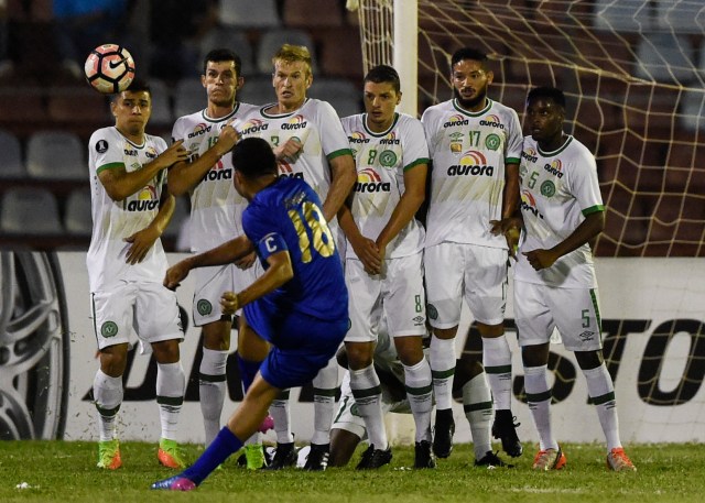 Venezuelan Zulia Juan Arango kicks the ball in front of Brazilian Chapecoense players during  their Copa Libertadores football match in Maracaibo, Venezuela on March 7, 2017.  Chapecoense plays its first Libertadores Cup match with 22 new players, since November 2016 airplane tragedy. / AFP PHOTO / JUAN BARRETO