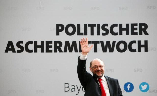 En la imagen, el líder del Partido Socialdemócrata Martin Schulz saluda durante un tradicional acto en el miércoles de ceniza en Vilshofen, Alemania, el 1 de marzo de 2017. El centroizquierdista Partido Socialdemócrata de Alemania (SPD) superó a los conservadores de la canciller Angela Merkel en un sondeo de intención de voto del instituto INSA publicado el martes por el diario Bild. REUTERS/Michaela Rehle