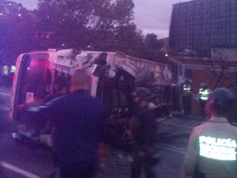 Camión con azúcar se volcó en la bajada de Tazón #07Mar