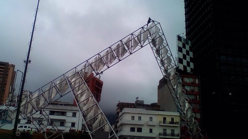 Mujer amenazaba con lanzarse desde obra en Plaza Venezuela por falta de alimentos