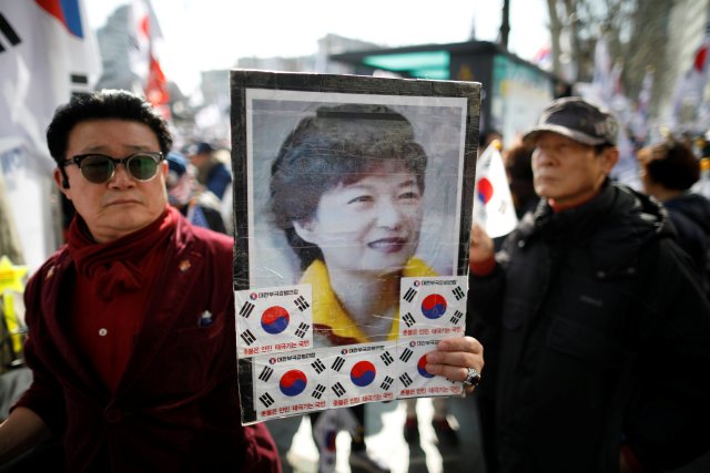 Supporters of South Korean President Park Geun-hye attend a protest before the Constitutional Court ruling on Park's impeachment near the Constitutional Court in Seoul, South Korea, March 10, 2017. REUTERS/Kim Hong-Ji TPX IMAGES OF THE DAY