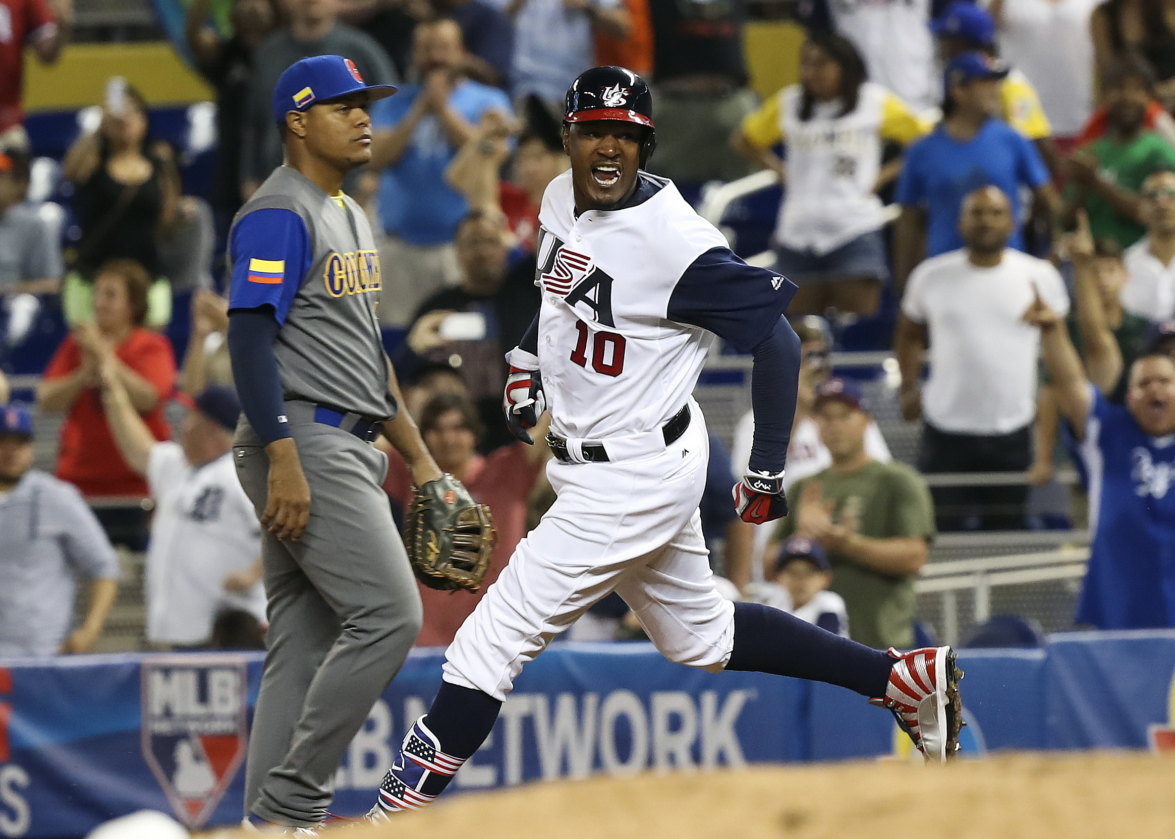 Estados Unidos suda antes de ganar a Colombia, que debutó en el Clásico