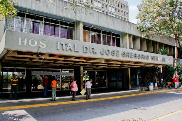 En Hospital de Catia no sirven los ascensores… así que bajan a duras penas lo cadáveres por las escaleras (VIDEO)