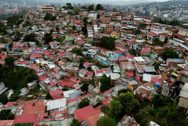 General view of the San Agustin shantytown in Caracas on March 11, 2017. Artists are using art as a tool to fight exclusion and crime among young people. / AFP PHOTO / FEDERICO PARRA / TO GO WITH AFP STORY BY MARIA ISABEL SANCHEZ