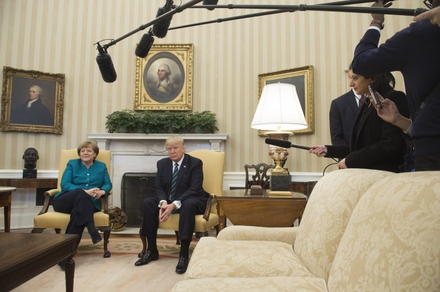 US President Donald Trump and German Chancellor Angela Merkel meet in the Oval Office of the White House in Washington, DC, on March 17, 2017. / AFP PHOTO / SAUL LOEB