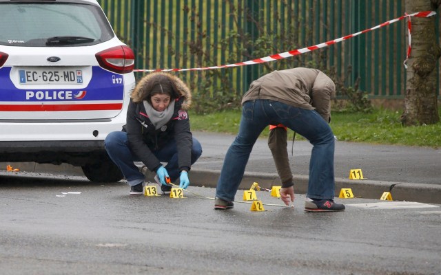 Police investigators at the scene of a shooting near the northern Paris suburb of Stains, France, March 18, 2017. REUTERS/Charles Platiau