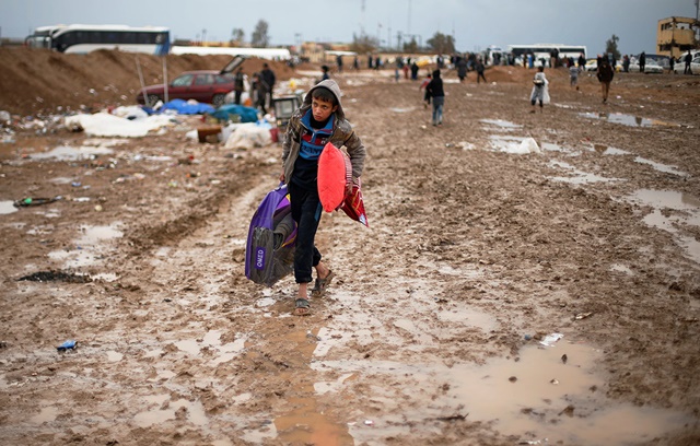 Iraquíes desplazados en el campamento de Hamam Al-Alil, al sur de Mosul