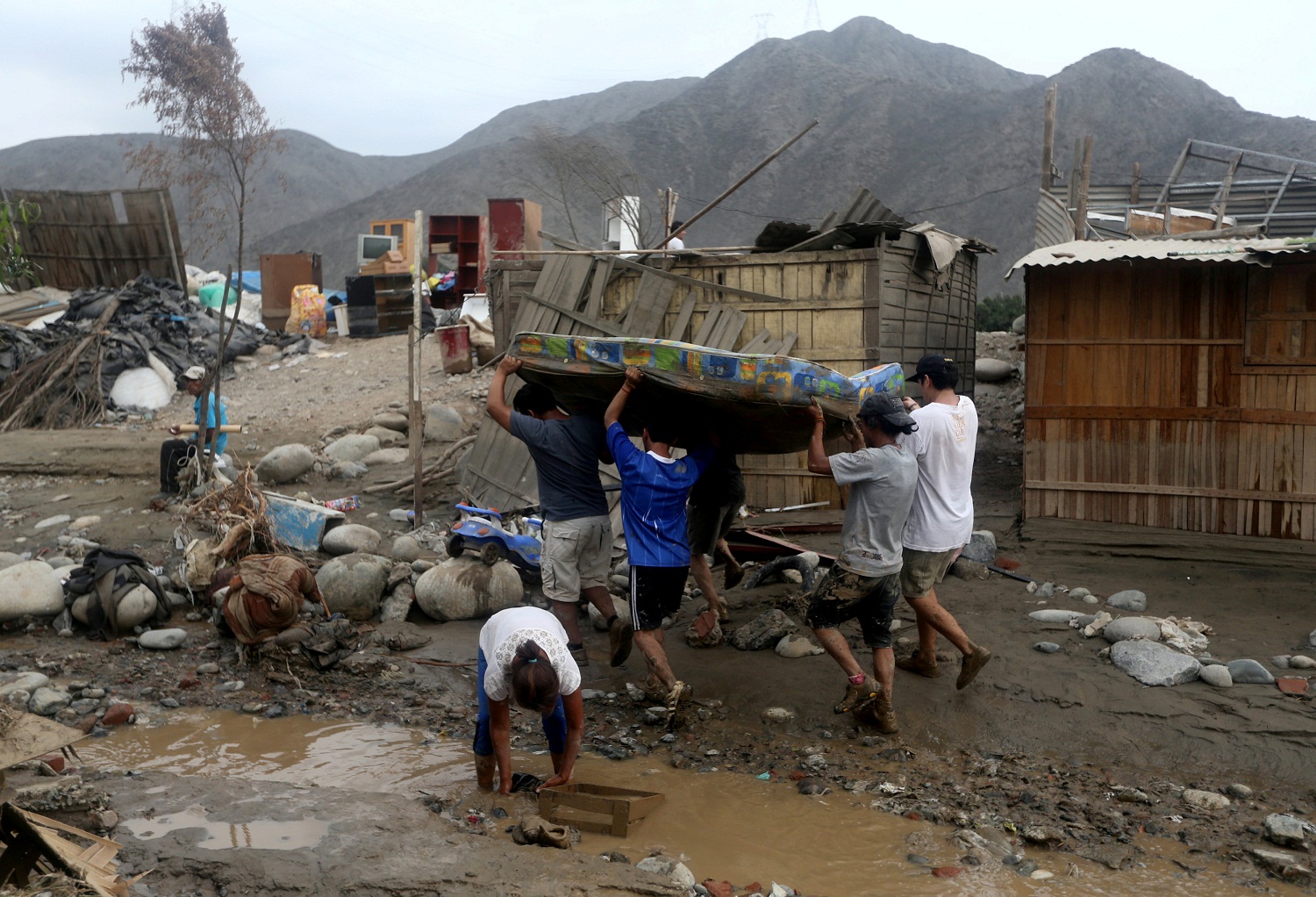 Perú intenta emerger del lodo pero lluvias arrecian en el norte (Fotos)