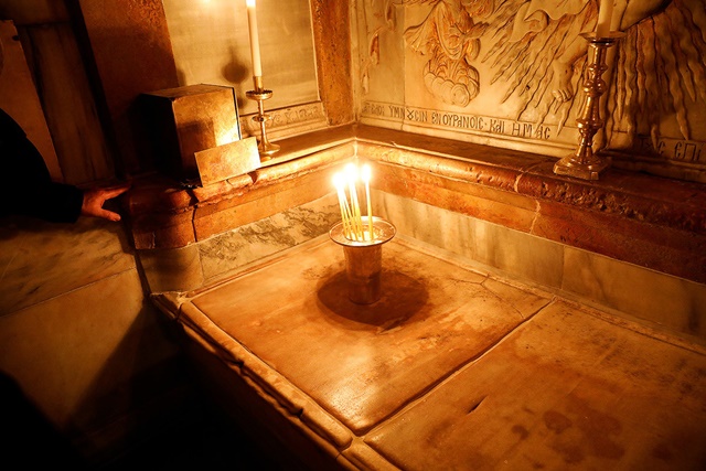 Velas sobre recién restaurada tumba de Jesucristo en la iglesia del Santo Sepulcro de Jerusalén, Israel, el 20 de marzo de 2017.