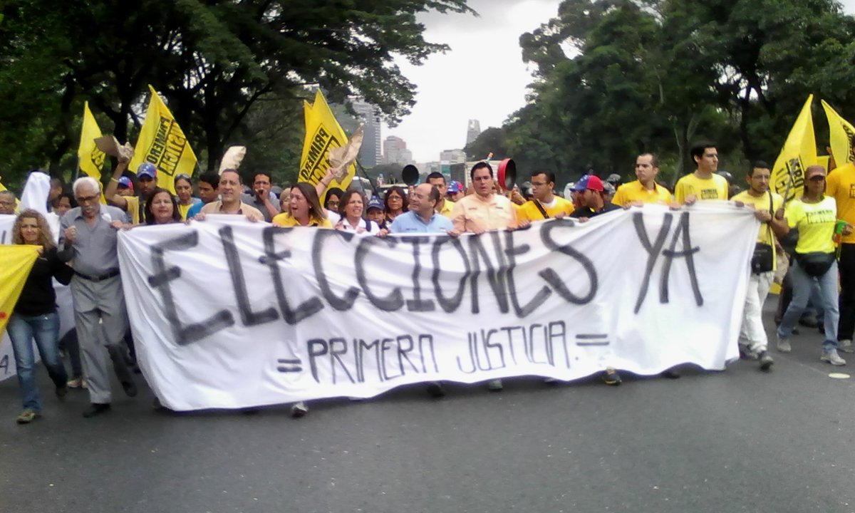 Diputados de Primero Justicia toman la autopista Francisco Fajardo