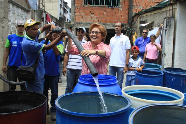 Entrega de agua y recursos, La Dolorita - Petare (1)