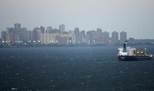 Imagen de archivo de un tanquero en aguas del Lago Maracaibo en Venezuela, mar 1, 2008. Un pico de desabastecimiento de gasolina que se produjo esta semana en algunas ciudades de Venezuela se debió en parte a un aumento de las exportaciones de la nación OPEP a países aliados y a una fuga de talento en su petrolera, revelan documentos internos de PDVSA y fuentes familiarizadas con las operaciones. REUTERS/Jorge Silva