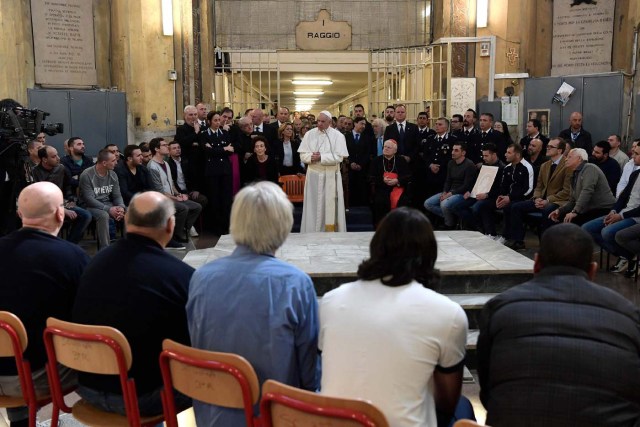 Pope Francis meets with inmates at the San Vittore Prison in Milan, Italy, March 25, 2017.     Osservatore Romano/Handout via Reuters ATTENTION EDITORS - THIS IMAGE WAS PROVIDED BY A THIRD PARTY. EDITORIAL USE ONLY. NO RESALES. NO ARCHIVE.