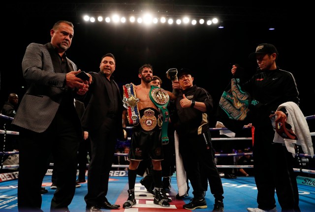 Britain Boxing - Jorge Linares v Anthony Crolla WBA World Lightweight Title - Manchester Arena - 25/3/17 Jorge Linares celebrates winning the fight with Promoter Oscar De La Hoya and his team Action Images via Reuters / Lee Smith Livepic EDITORIAL USE ONLY.