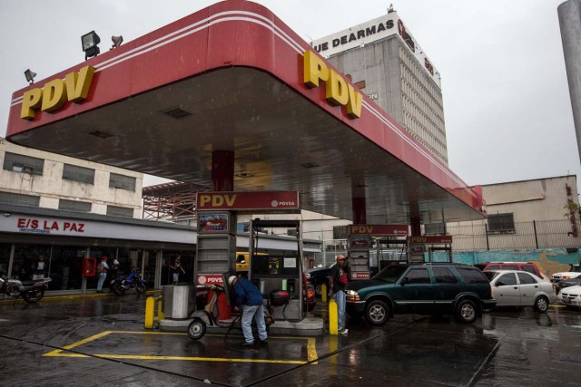 CAR309. CARACAS (VENEZUELA), 24/03/2017.- Fotografías de vehículos haciendo fila en una estación de gasolina para reabastecerse con combustible hoy, viernes 24 de marzo de 2017, en Caracas (Venezuela). Decenas de estaciones de servicio en Venezuela amanecieron hoy con vehículos en cola para abastecerse de gasolina, luego de que la estatal Pdvsa reportara el pasado miércoles un retraso en el transporte de combustible y se registrasen fallos de suministro en al menos cuatro estados centrales. EFE/CRISTIAN HERNÁNDEZ