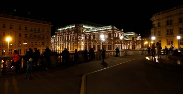 The State Opera house (Staatsoper) is seen before the lights were switched off for Earth Hour in Vienna, Austria, March 25, 2017. REUTERS/Leonhard Foeger