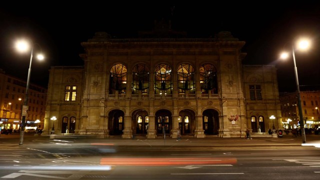 The State Opera house (Staatsoper) is seen after the lights were switched off for Earth Hour in Vienna, Austria, March 25, 2017. REUTERS/Leonhard Foeger