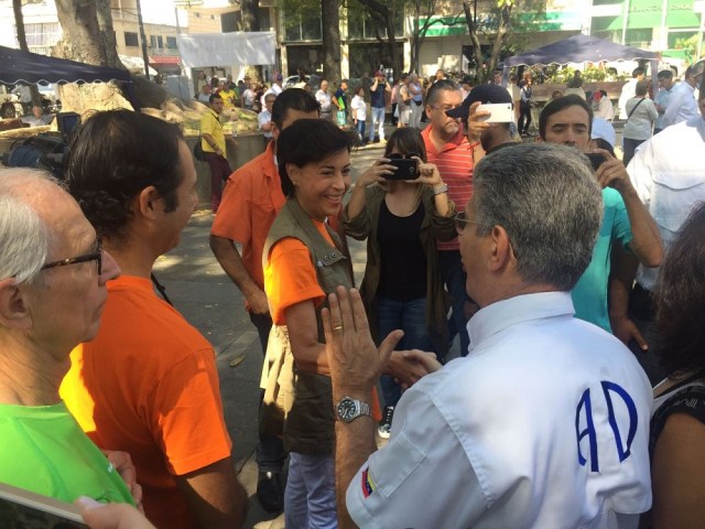 Antonieta de López saluda a Henry Ramos Alluo en el centro de validación de AD en la Plaza Bolívar de Chacao, este domingo 26 de marzo de 2017