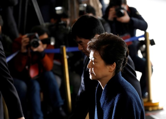 FILE PHOTO: South Korea's ousted leader Park Geun-hye arrives at a prosecutor's office in Seoul, South Korea, March 21, 2017.  REUTERS/Kim Hong-Ji/File Photo