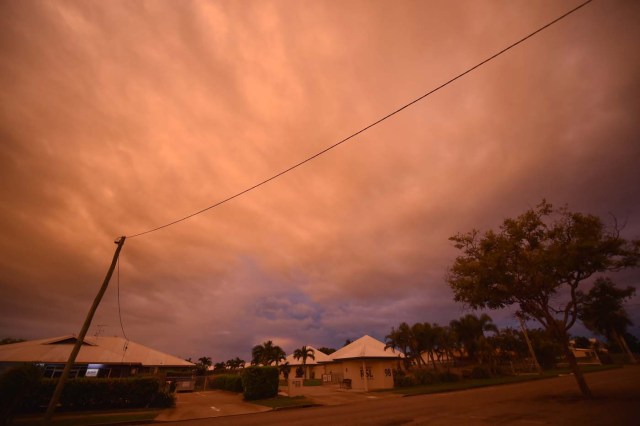 Storm clouds gather in the town of Ayr in far north Queensland as Cyclone Debbie approaches on March 27, 2017. Thousands of people including tourists were evacuated on March 27, 2017 as northeast Australia braced for a powerful cyclone packing destructive winds with warnings of major structural damage and surging tides. / AFP PHOTO / PETER PARKS