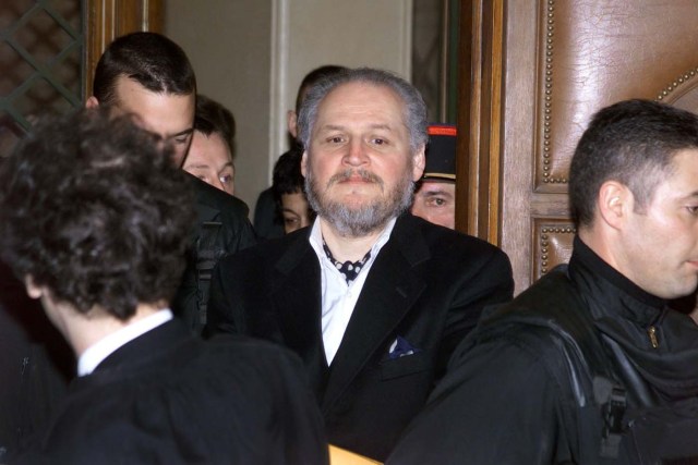 Esta foto de archivo tomada el 7 de marzo de 2001 muestra al criminal venezolano Ilich Ramírez Sánchez, alias Carlos, llegando al tribunal de París. La fiscalía de París solicitó el 27 de marzo de 2017 cadena perpetua para Ilich Ramírez Sánchez, alias Carlos por el atentado mortal en la tienda Publicis París hace más de 40 años. / AFP PHOTO / AFP ARCHIVES / JACK GUEZ