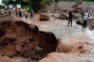 Las quebradas de la parte alta se unieron y se metieron por la calle principal de Pan de Azúcar, parte alta, dejando desolación, rocas y árboles de gran tamaño. (Foto: Jorge Castellanos)