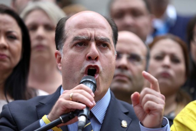 Julio Borges, President of the National Assembly and deputy of the Venezuelan coalition of opposition parties (MUD), speaks during a news conference in Caracas, Venezuela March 30, 2017. REUTERS/Carlos Garcia Rawlins