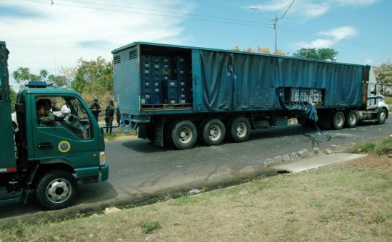 La gandola de cervezas Polar, al igual que las dos anteriores, fueron violentadas en la avenida Libertador, a pocos metros de la sede del servicio de emergencias 1-7-1