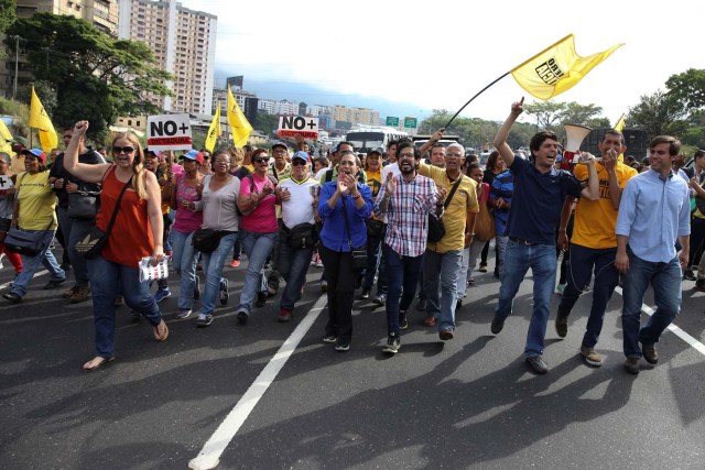 Miguel Pizarro (C), deputy of the Venezuelan coalition of opposition parties (MUD), shout slogans as he blocks the highway with opposition supporters, during the protest against Venezuelan President Nicolas Maduro's government in Caracas, Venezuela March 31, 2017. REUTERS/Carlos Garcia Rawlins