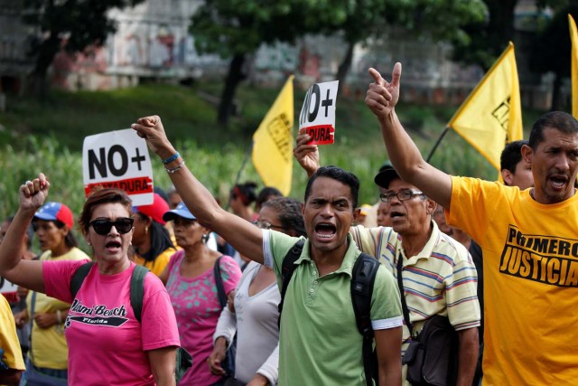 Opposition supporters shout slogans as they block a highway during a protest against Venezuelan President Nicolas Maduro's government in Caracas, Venezuela March 31, 2017. REUTERS/Carlos Garcia Rawlins